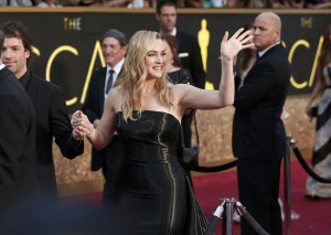Kate Winslet, nominated for Best Supporting Actress for her role in "Steve Jobs", wearing a strapless, shiny black Ralph Lauren gown, arrives with her husband Ned Rocknroll at the 88th Academy Awards in Hollywood, California February 28, 2016. REUTERS/Lucas Jackson