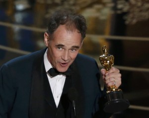 Mark Rylance accepts the Oscar for Best Supporting Actor for the movie "Bridge of Spies" at the 88th Academy Awards in Hollywood, California February 28, 2016. REUTERS/Mario Anzuoni