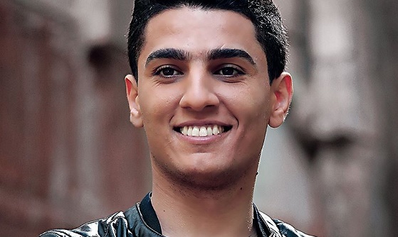 صورة محمد عساف يغني من روائع محمود درويش ” على هذه الأرض “