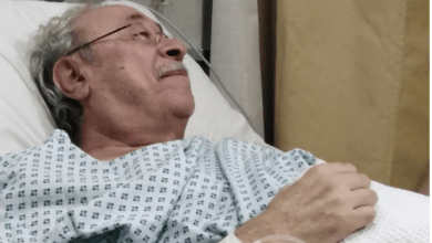 صورة نقل زوج فايزة كمال إلى المستشفى بعد جلطه دماغيه