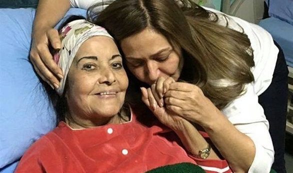صورة ليلى علوي تقبل يد مديحة يسري في ” عيد الأم “