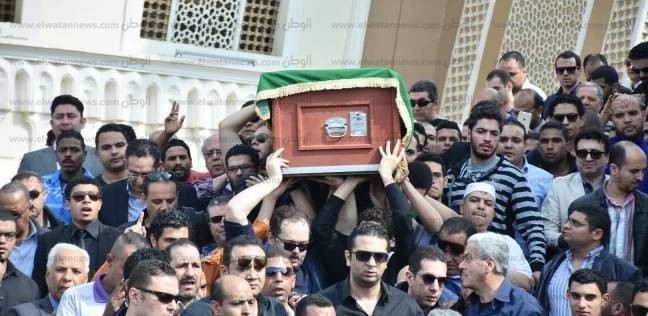 صورة جموع غفيره من الفنانين والفنانات يشاركون في جنازة محمود عبدالعزيز