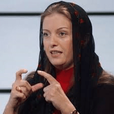 صورة كوثر البشراوي تثير الشارع العربي بتقبيل بوط عسكري