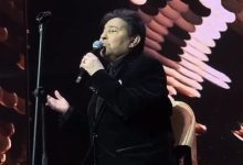 صورة هاني شاكر يغني على كرسي متحرك