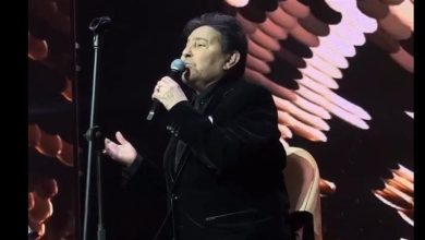 صورة هاني شاكر يغني على كرسي متحرك