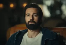 صورة أحمد حاتم يدافع عن فيلم “الملحد”: العمل لا يروّج للإلحاد بل يناقش جذور التطرف الأسري والديني