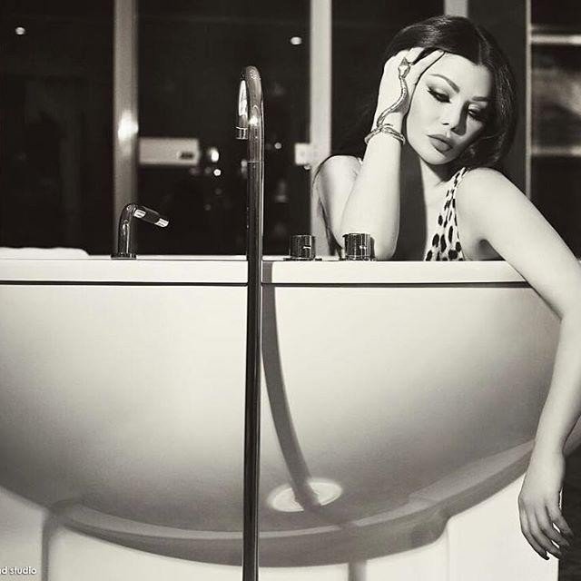 صورة هيفاء وهبي في صور جديدة في بانيو الحمام