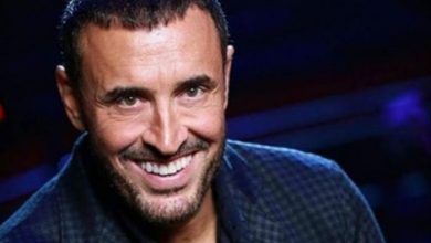 صورة معجبة تقتحم المسرح وتهجم على كاظم الساهر (فيديو)
