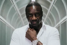 صورة إيقاف النجم AKON بعد مذكرة توقيف… تفاصيل قضية رخصة القيادة الموقوفة وسيجارة إلكترونية غير قانونية