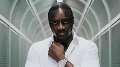 صورة إيقاف النجم AKON بعد مذكرة توقيف… تفاصيل قضية رخصة القيادة الموقوفة وسيجارة إلكترونية غير قانونية