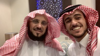 صورة المطرب عايض في بيت الداعية الإسلامي عائض القرني