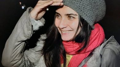 صورة بعد فضيحة الحمام توبا بويوكستون تكتفي بابتسامة