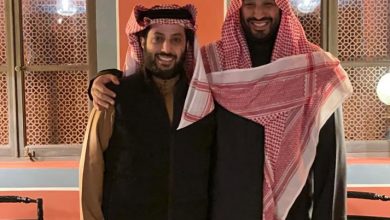 صورة تركي ال الشيخ يتقلد وسام التصوير مع ولي العهد ” حفظه الله “