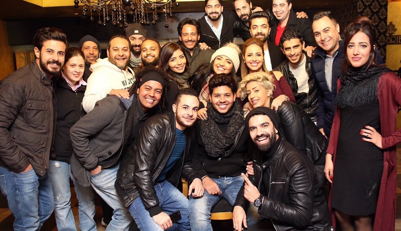 صورة أصدقاء محمد شاهين يحتفلون بعيد ميلاده 21 بطريقة مفاجئه !