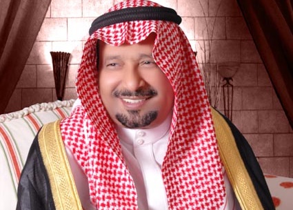 صورة عبدالسلام سالم يهدي الشاعر محمد بن عبود العمودي ” يابن عبود “