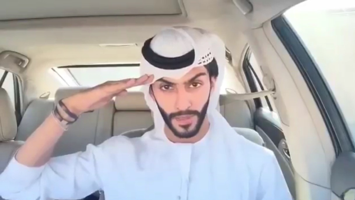 صورة شاب يرقص داخل سيارته يثير حفيظة شعراء الإمارات