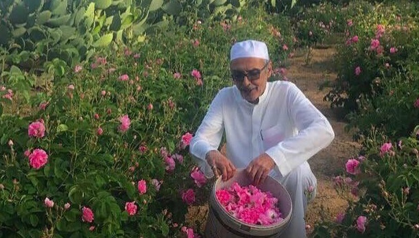 صورة #صوره نادره للأمير #بدر_بن_عبدالمحسن وهو يقطف الورود