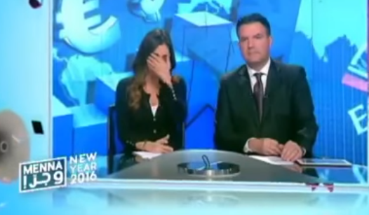 صورة مذيعة أخبار لبنانية تقرأ نصاً إباحياً على الهواء مباشرة
