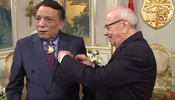 صورة عادل إمام يتعرض للدفع في حضرة رئيس تونس واثناء تكريمه .. شاهد الفيديو !