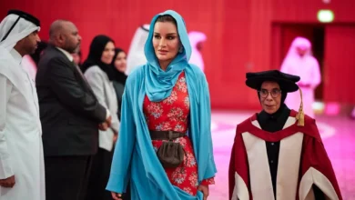 صورة الشيخة موزا تتألق في حفل تخرج جامعة كالغاري بإطلالة راقية تجمع الأحمر والتوركواز