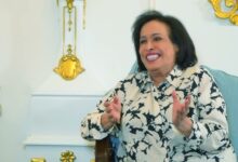 صورة حياة الفهد تُثير القلق والاهتمام بظهورها على كرسي متحرك في بغداد