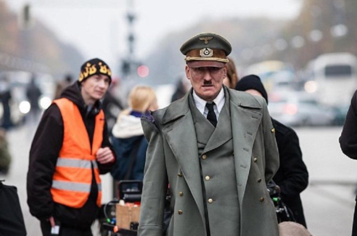 صورة ممثل يطوف العالم بشخصية ادولف هتلر